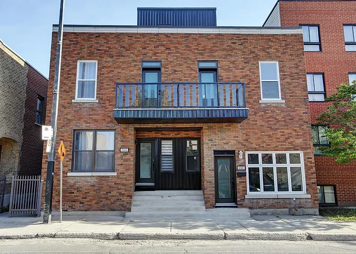  Modern Townhouse With Rooftop Deck