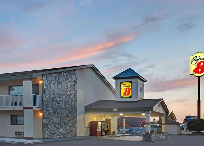 Hotel with pool: Super 8 By Wyndham Shelby