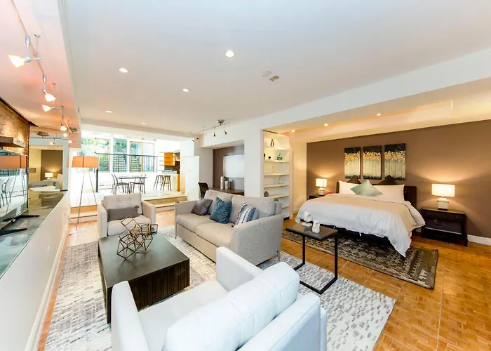 B&B: Chelsea Pines Inn