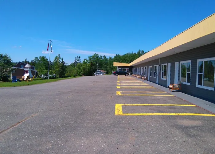 Hotel with pool: Oasis Motel