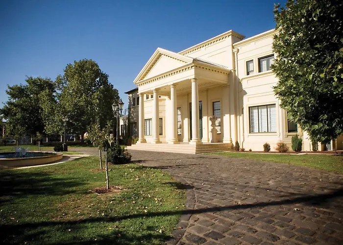 4 star hotel: The Carrington Hotel