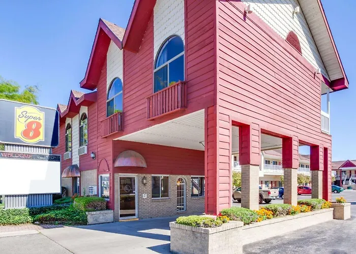 Super 8 Beachfront By Wyndham Mackinaw City, Mi