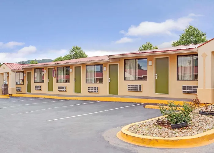 Central hotel: Knights Inn Cartersville