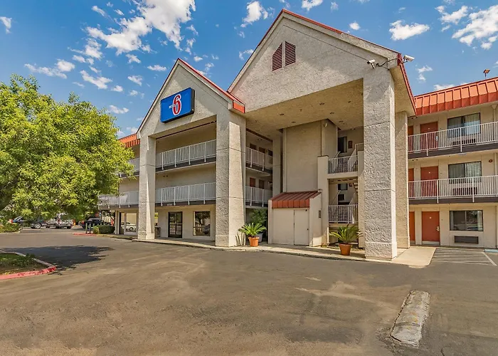 Cheap hotel: Motel 6-Fresno, Ca - Yosemite Hwy