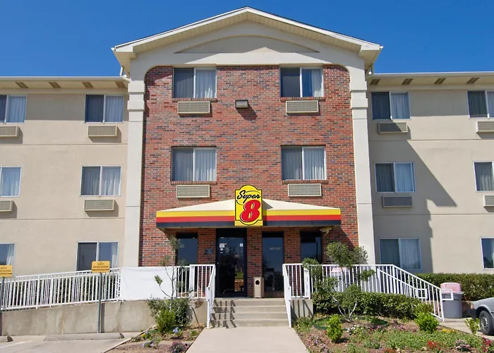 Pet Friendly hotel: Super 8 By Wyndham Denton