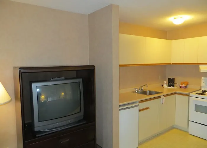 Hotels with pool Comfort Inn & Suites Victoria