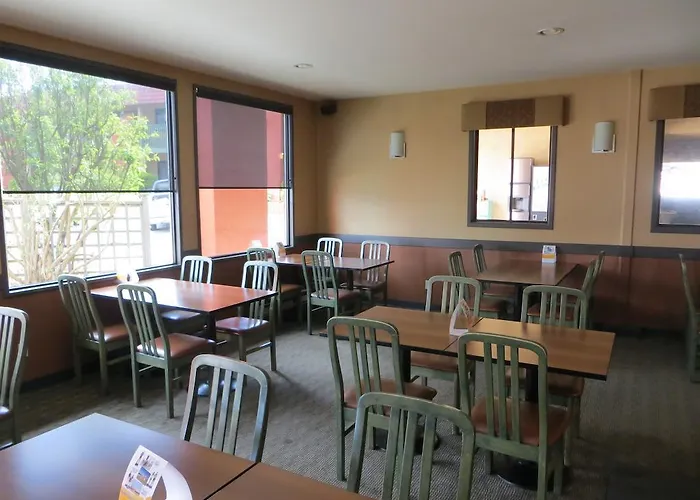Hotels with pool Comfort Inn & Suites Victoria