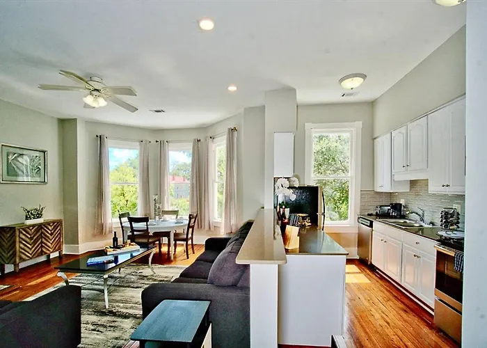 Vacation rental: 2 Bedroom Renovated Townhouse In Downtown Savannah