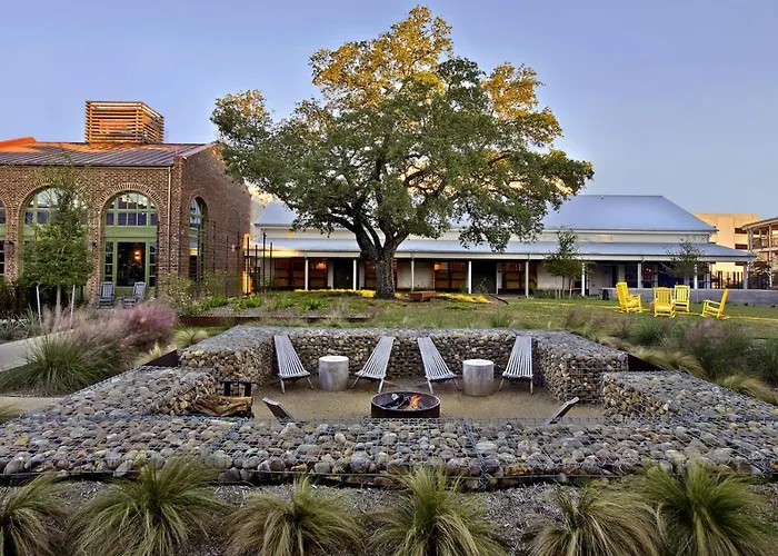 Pet Friendly hotel: Cavalry Court, By Valencia Hotel Collection