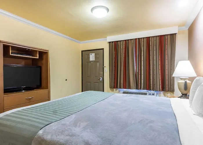 Rodeway Inn & Suites Near The Coliseum & Arena