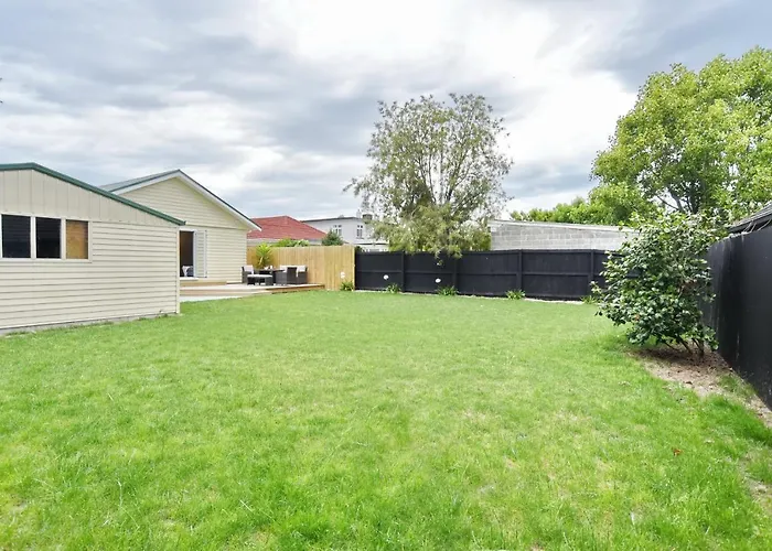 Vacation home: Weston Villa - Spacious & Family Friendly - Bookahome