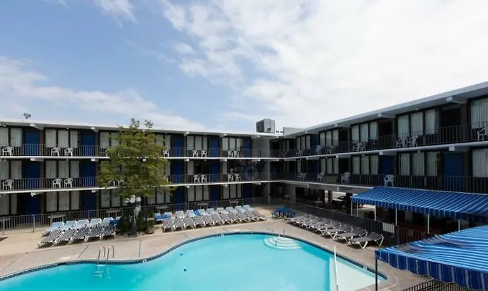 Hotel near College: Brittany Motel