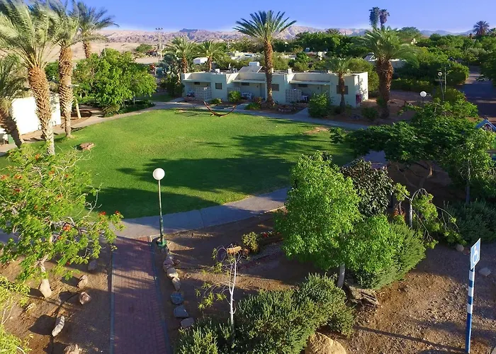 קיבוץ אילות - חדרי אירוח עם בריכה משותפת