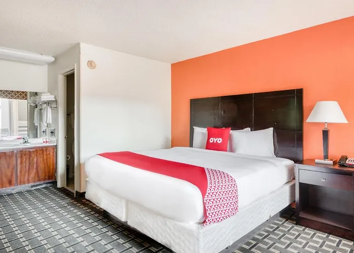 Hotels with pool Oyo Townhouse Shamrock Tx I-40 Lone Star