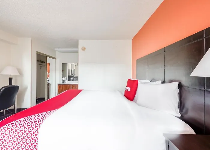 Hotels with pool Oyo Townhouse Shamrock Tx I-40 Lone Star