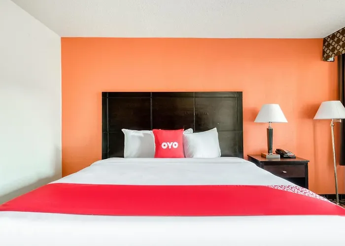 Hotels with pool Oyo Townhouse Shamrock Tx I-40 Lone Star