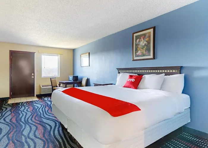 Hotels with pool Oyo Branson Victorian Palace